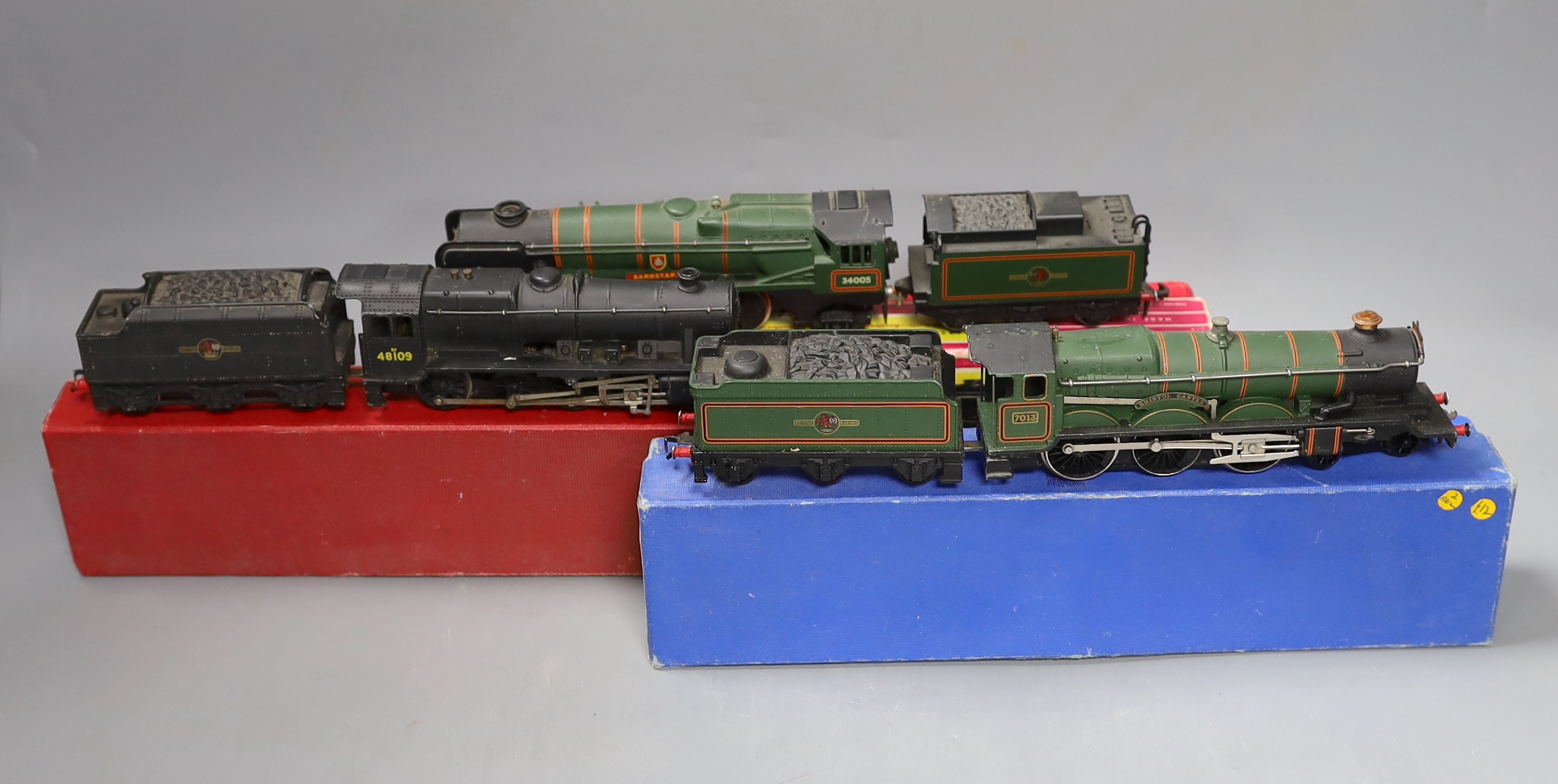 Three boxed Hornby Dublo locomotives and tenders – 2225 2-8-0 freight locomotive and tender, 2235 4-6-2 S.R. West country locomotive Barnstaple and tender and EDLT20 Bristol Castle and tender